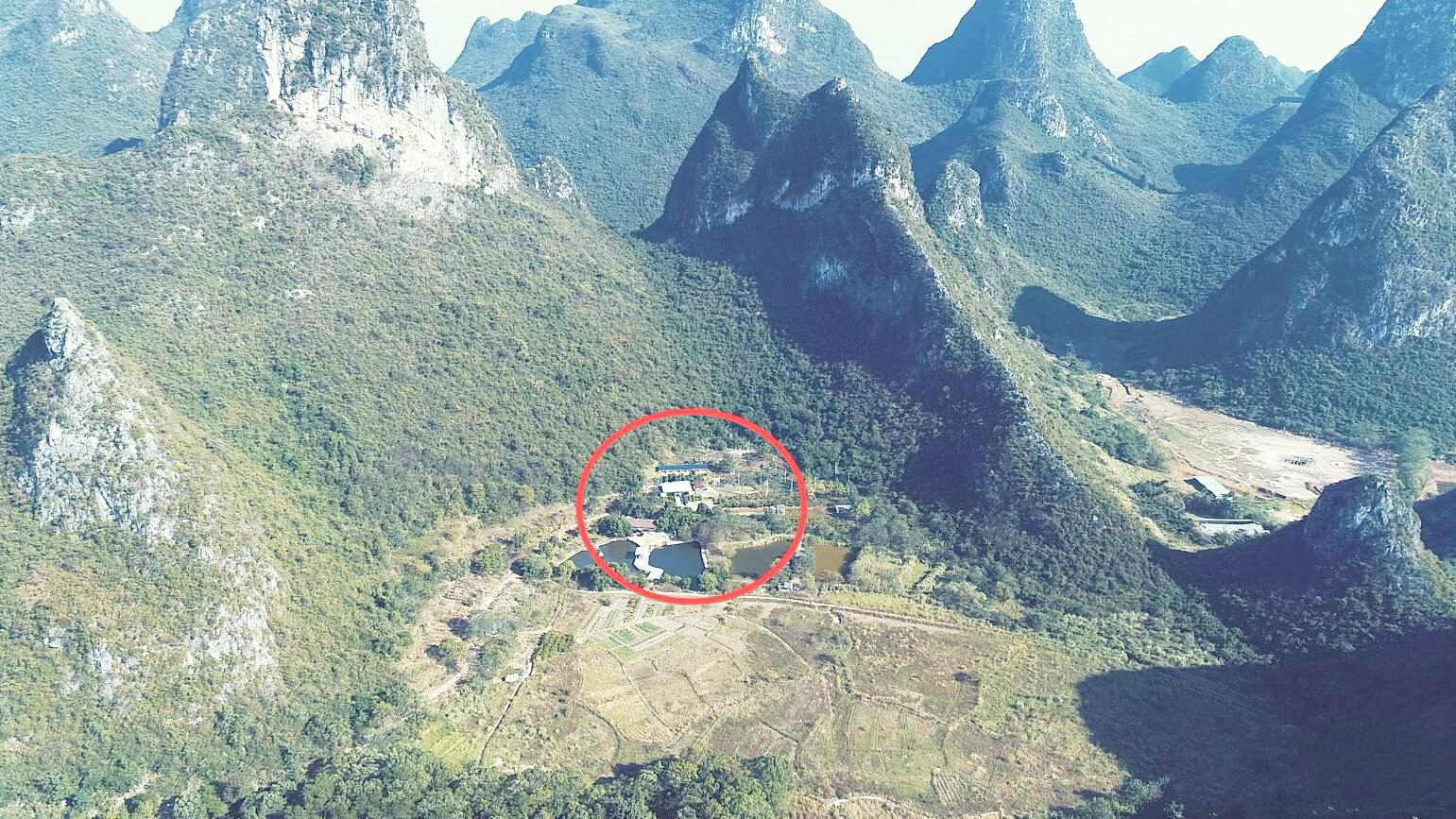 航拍广西农村住在大山深处的一户农家,风水宝地主人多少钱都不卖