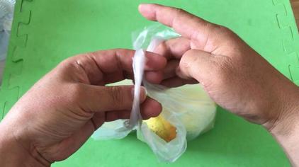 5636次观看·2年前打包工人教我袋子封口打结法,系的牢固解开轻松,不