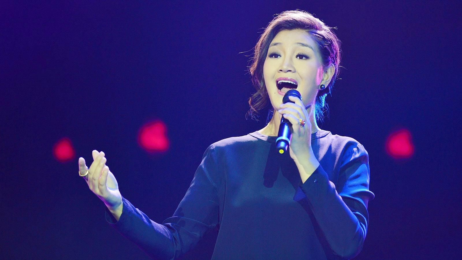 降央卓玛一曲《驼铃》献给退伍的军人们,感动的流泪,好听!