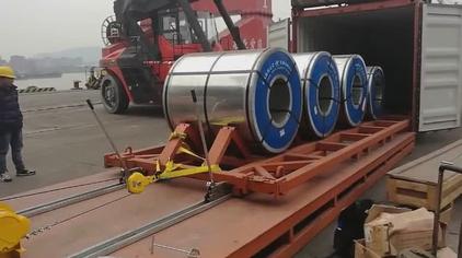 一辆大货车刚装10捆,轮胎就陷住了!