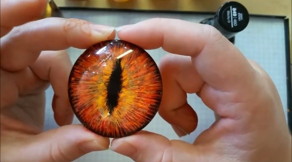 这么逼真的巨龙眼睛,竟然只是用圆形塑料加画笔做出来的