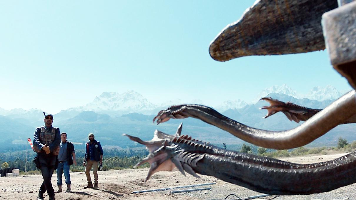 2018新片异形魔怪6:几个猎人真会玩,把怪物抓到笼子里来逗着玩