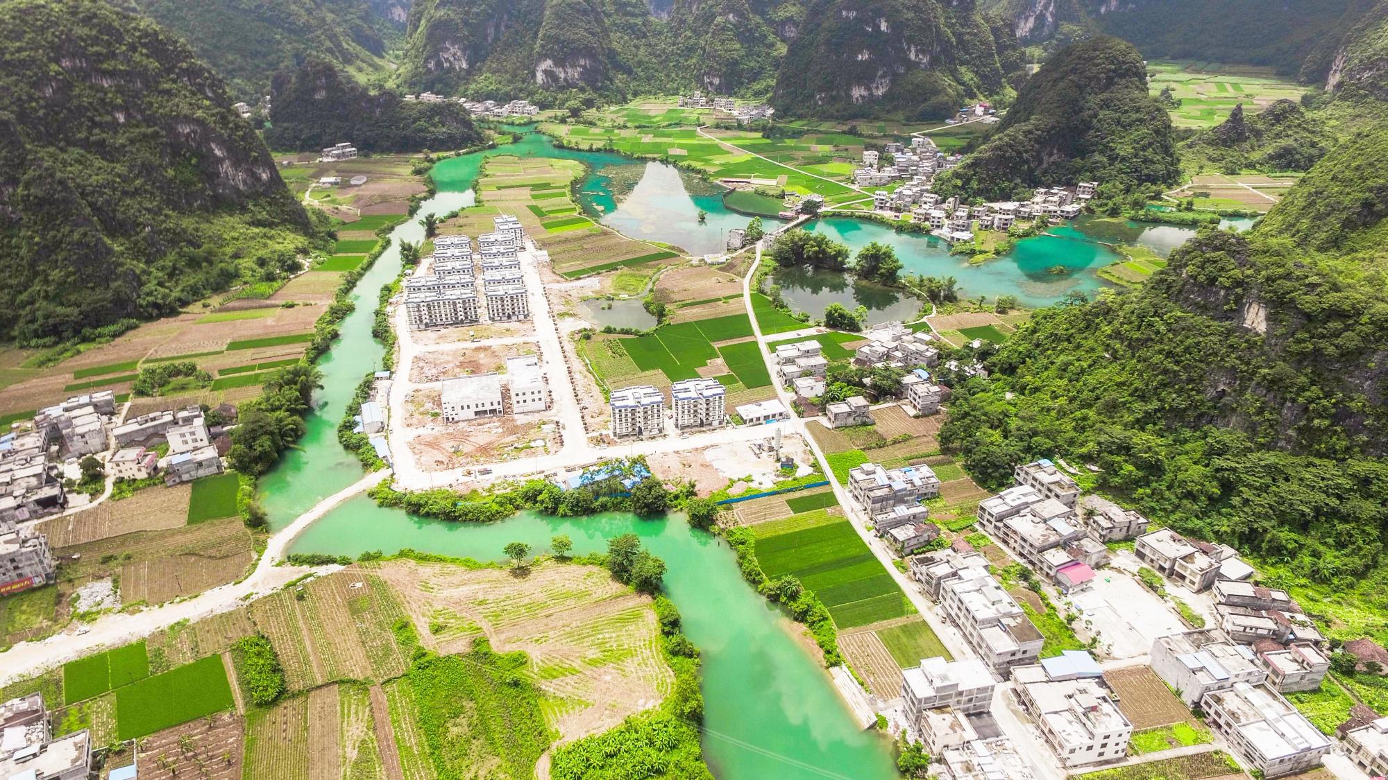 航拍广西都安东庙地苏山清水秀美景