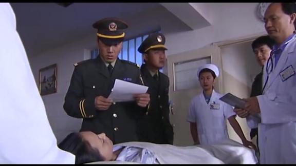 跨国追逃:女犯人被抓进监狱,竟装疯逃出监狱,下一刻却被勒死!